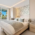 Modern Beachfront 2-bedroom アパート *