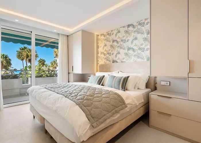 Modern Beachfront 2-bedroom Apartment *