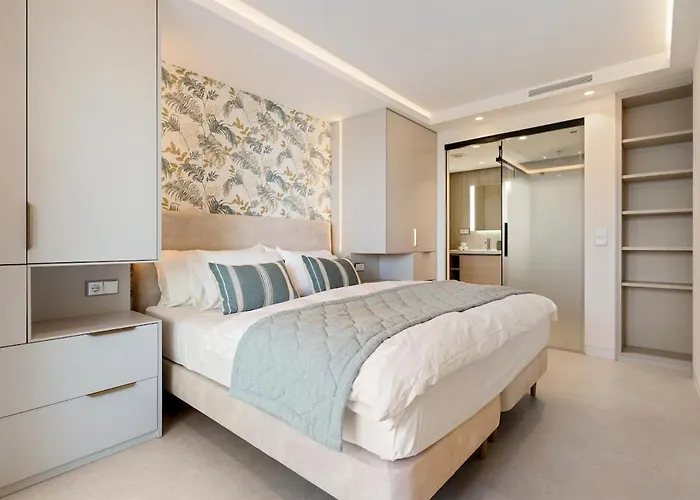 Modern Beachfront 2-bedroom Apartment *